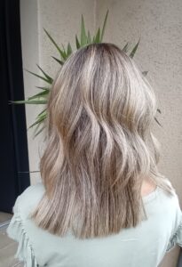 mèches blond très clair