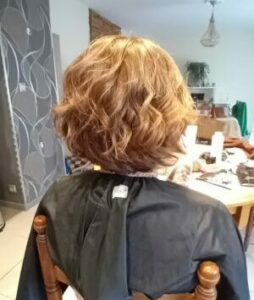 femme cheveux bouclé ondulé cuivré